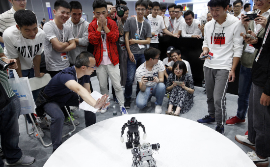 2018首屆中國“AI+”創新創業大賽：機器人格斗跳舞還會踢足球